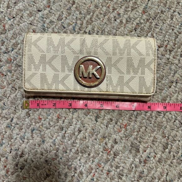 Michael Kors Vanilla/Beige Signature Canvas Fulton Flap Continental Wallet - Picture 12 of 14